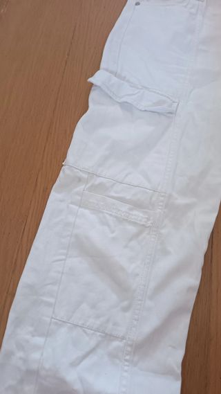 Pantalones cargo blancos