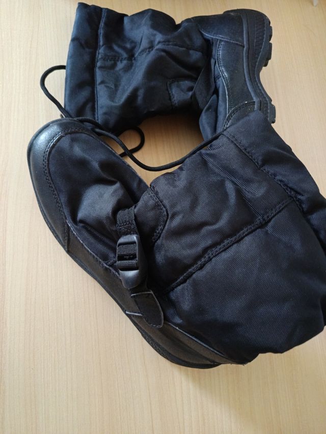 Botas de nieve negras . 1 puesta.