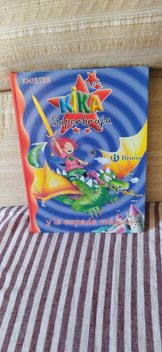 Kika Superbruja y la espada mágica (Spanish Edi...