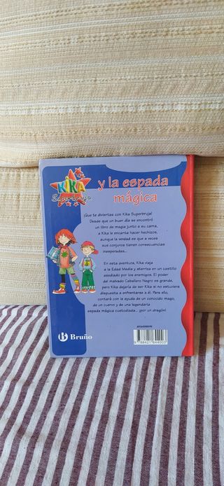 Kika Superbruja y la espada mágica (Spanish Edi...