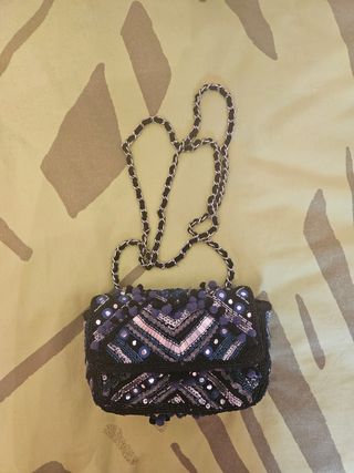 Bolso tonos azules con abalorios de Zara