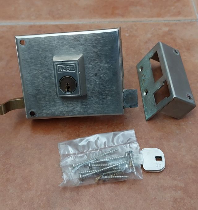 Cerradura sobreponer AZBE con llave y tornillos