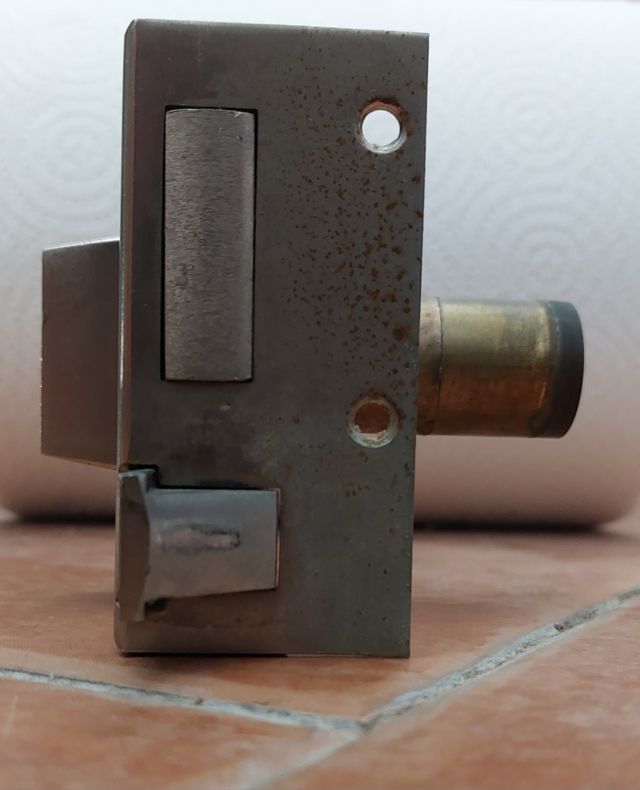 Cerradura sobreponer AZBE con llave y tornillos