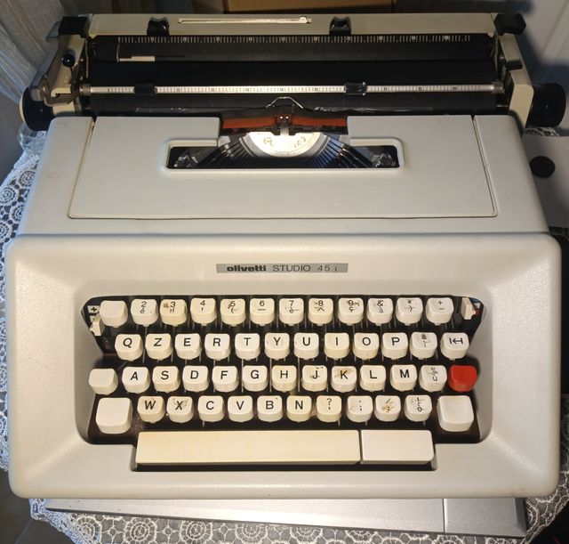 Macchina da scrivere Olivetti Studio 45