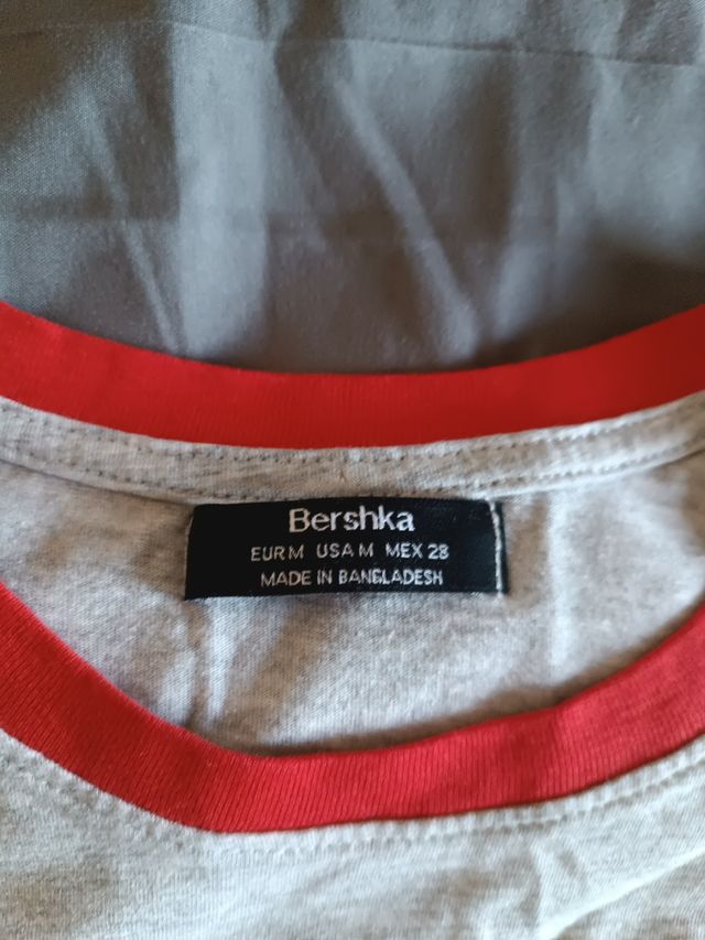 Camiseta gris y roja de Bershka 