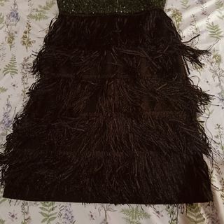Vestido fiesta lentejuelas verdes y flecos negros 