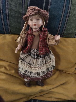 Muñeca de porcelana con vestido