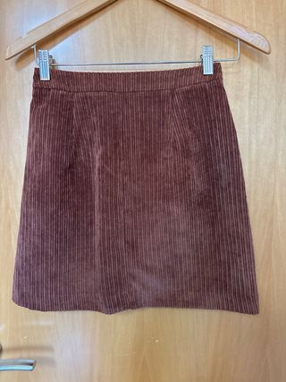 Minifalda marrón de Stradivarius 