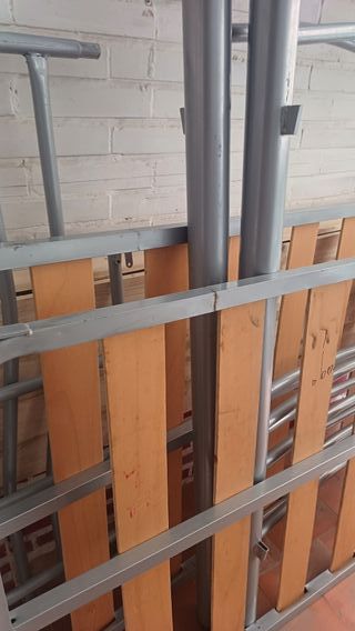 (Urge sacar de casa) Litera metálica gris y blanca