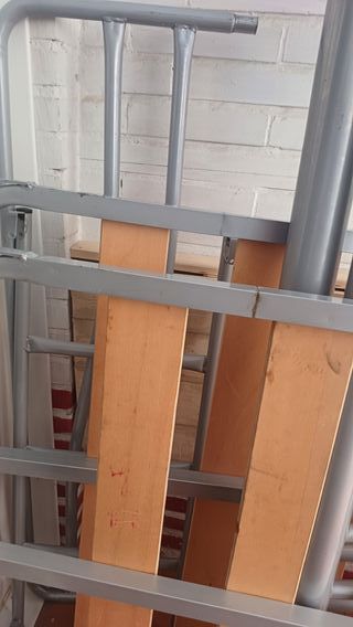 (Urge sacar de casa) Litera metálica gris y blanca