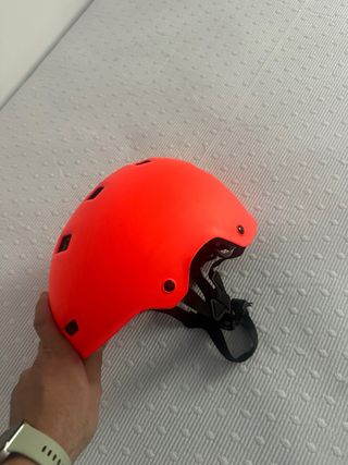 Casco naranja patín