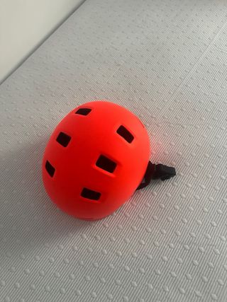 Casco naranja patín