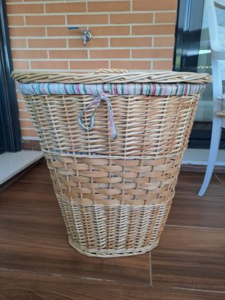 Cesta de mimbre con forro de tela
