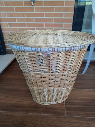 Cesta de mimbre con forro de tela