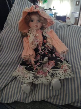 Muñeca de porcelana con vestido floral