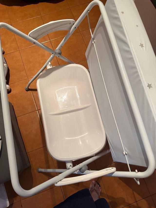 Banheira com suporte e muda fraldas