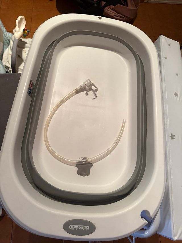 Banheira com suporte e muda fraldas