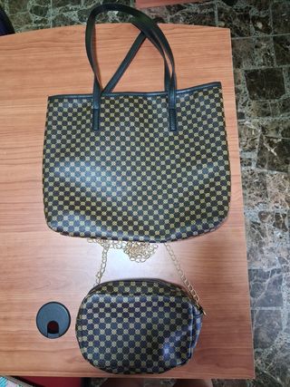 Conjunto de dos bolsos de mujer.