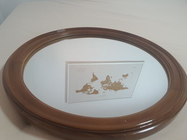 Espejo redondo de color marrón.