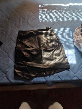 Falda efecto piel Zara negra