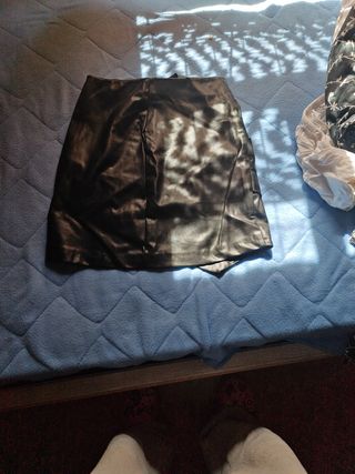 Falda efecto piel Zara negra