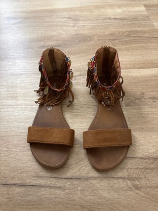 Sandalias boho con flecos y abalorios