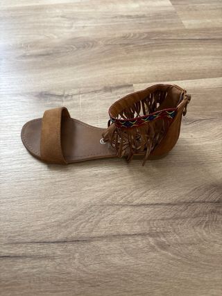 Sandalias boho con flecos y abalorios