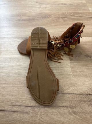 Sandalias boho con flecos y abalorios