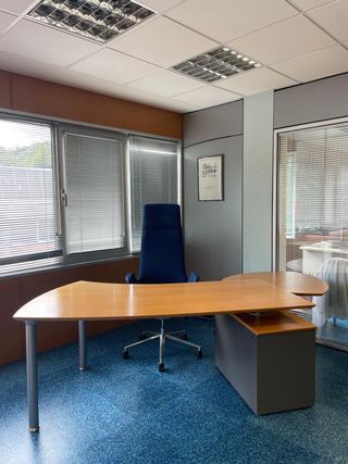 Mesa oficina grande + silla + archivador