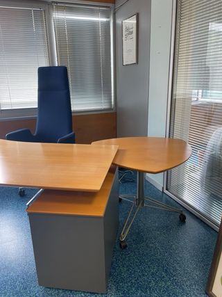 Mesa oficina grande + silla + archivador