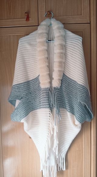 Poncho de punto con pelo