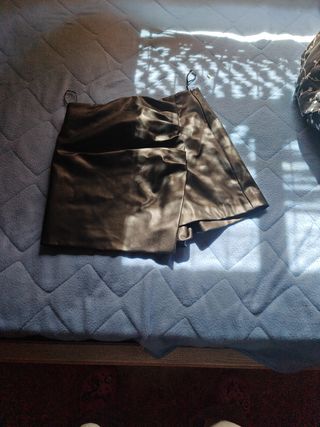 Falda pantalón efecto cuero Zara