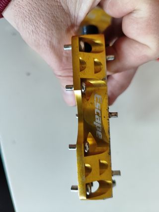 Pedales plataforma Reverse Escape dorados