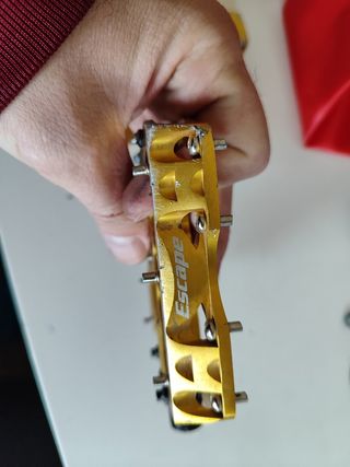 Pedales plataforma Reverse Escape dorados