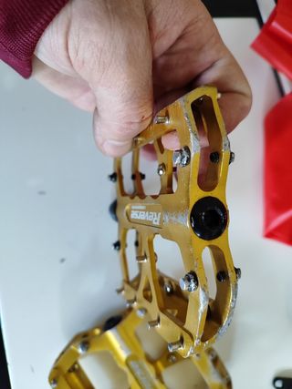 Pedales plataforma Reverse Escape dorados