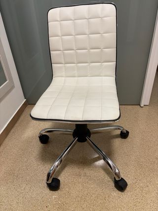 Silla de escritorio blanca y negra