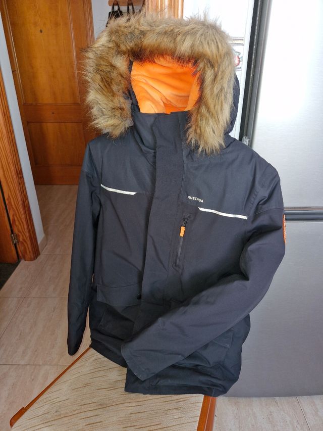 Chaqueta de nieve azul y naranja