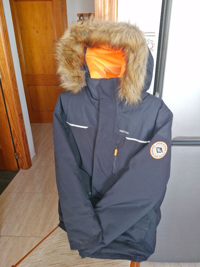 Chaqueta de nieve azul y naranja
