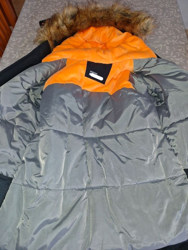 Chaqueta de nieve azul y naranja