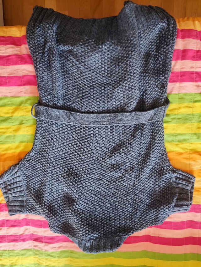 Chaqueta azul de punto con cinturón