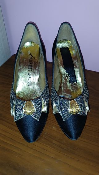 Zapatos MARCI-MODA negros lazo dorado