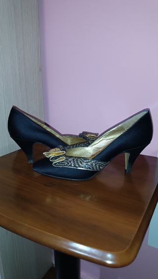 Zapatos MARCI-MODA negros lazo dorado