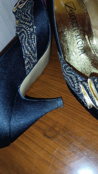 Zapatos MARCI-MODA negros lazo dorado
