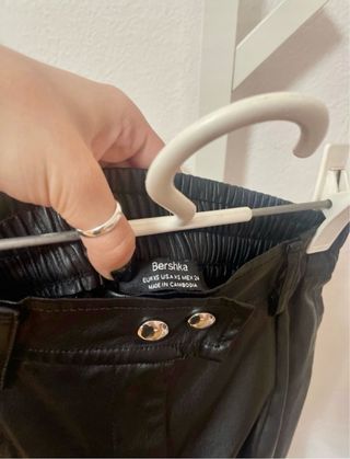 Pantalón polipiel Bershka