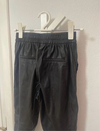 Pantalón polipiel Bershka