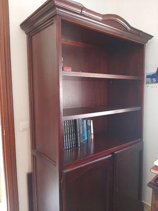 Librería de madera oscura
