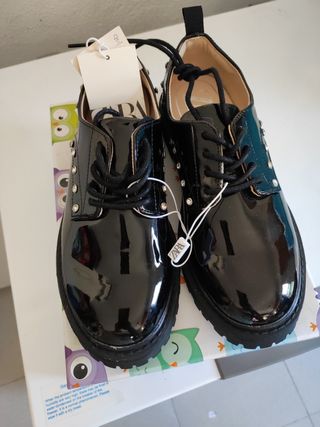Zapatos negros Zara con tachuelas