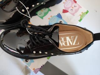 Zapatos negros Zara con tachuelas