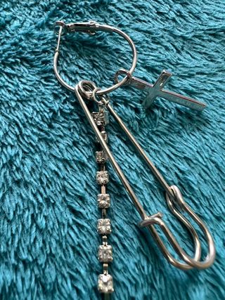 Pendientes unisex con cruz y cadena plateada