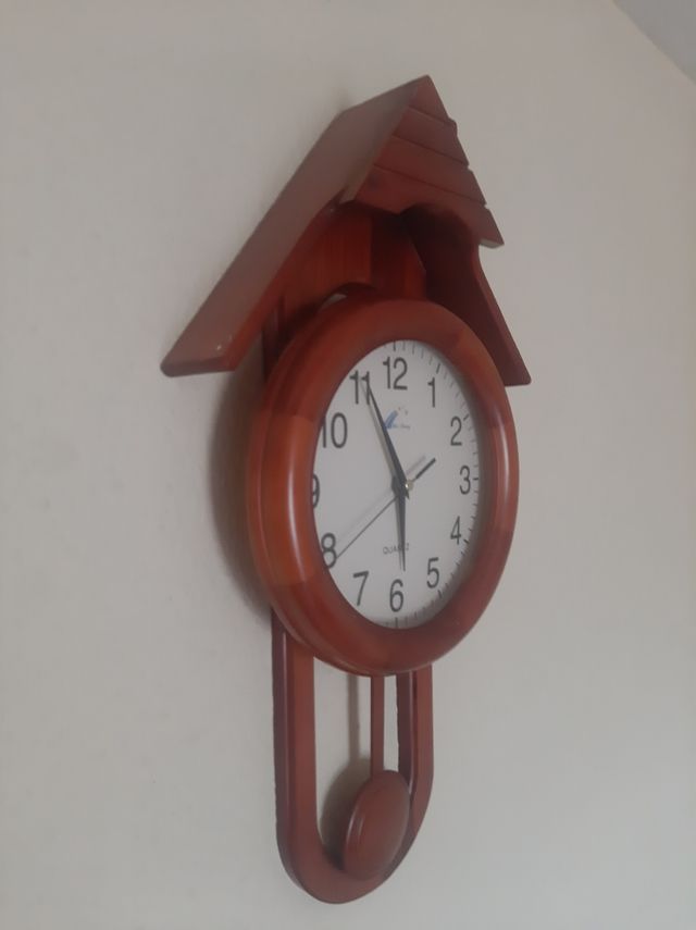 Reloj de pared de madera con péndulo
